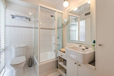 Retreat On George - Tourism Caloundra 1