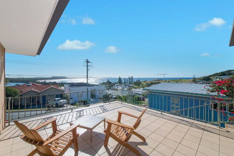 Retro Beach House - Tourism Caloundra 0