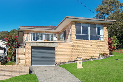 Retro Beach House - Tourism Caloundra 1