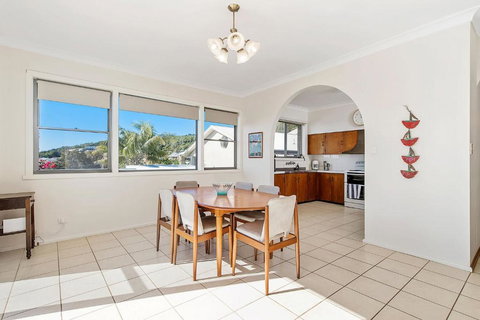 Retro Beach House - Tourism Caloundra 3