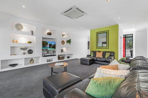 Riverlyne - Riverfront Holiday Home - Tourism Caloundra 2