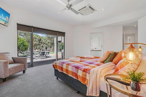 Riverlyne - Riverfront Holiday Home - Tourism Caloundra 3