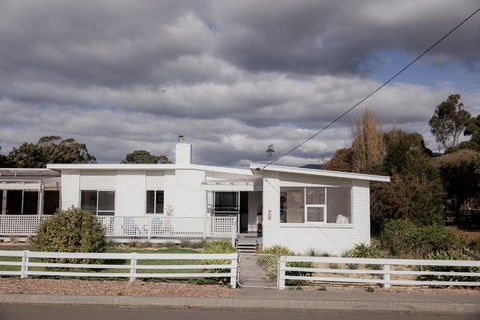 Riverside Retreat In Orford - Tourism Caloundra 1