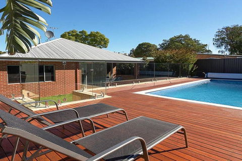 Rivervale Retreat - Spacious Family Living - Tourism Caloundra 0