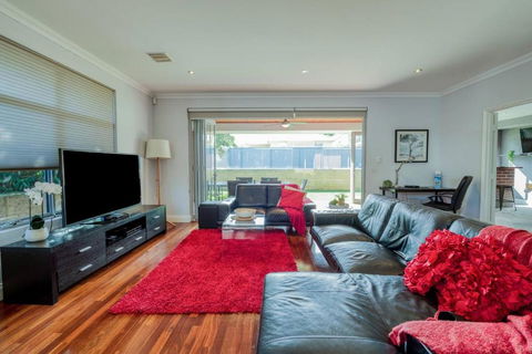 Rivervale Retreat - Spacious Family Living - Tourism Caloundra 1