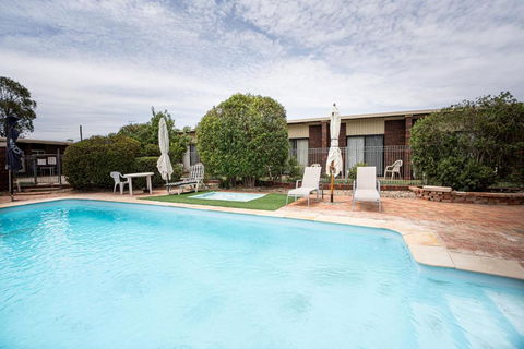 Riviana Motel - Tourism Caloundra 0