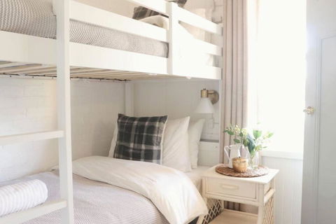 Rustic Chic 200 Metres From CBD - Tourism Caloundra 1