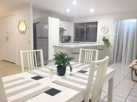 Robin Joy - Tourism Caloundra 0