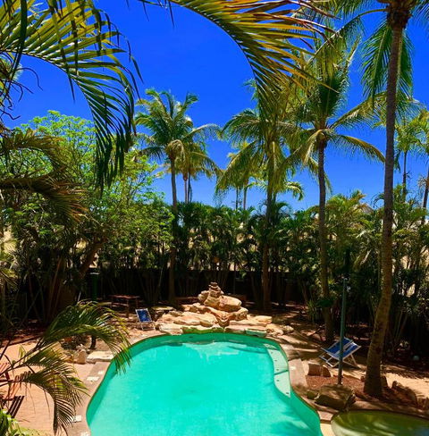 Roey Backpackers And Party Bar - Tourism Caloundra 1