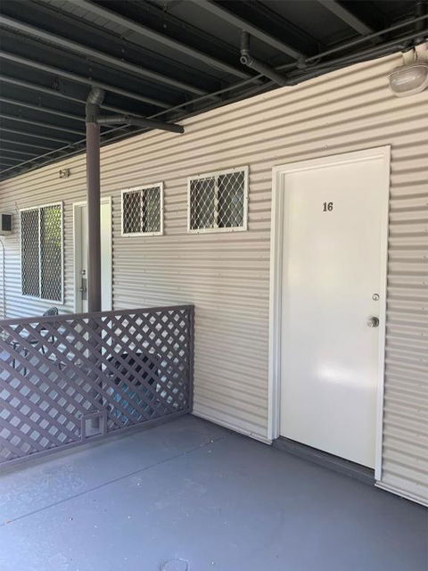 Roey Backpackers And Party Bar - Tourism Caloundra 2
