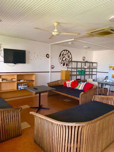 Roey Backpackers And Party Bar - Tourism Caloundra 3