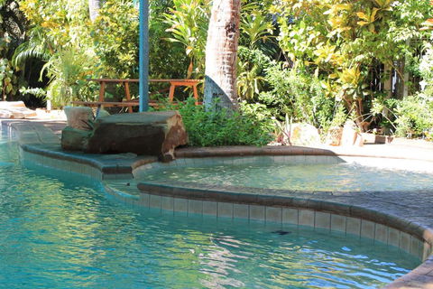 Roey Backpackers And Party Bar - Tourism Caloundra 0
