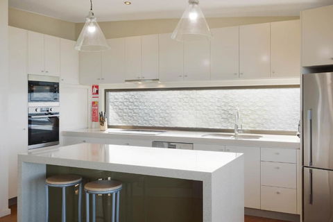 Rolling Waves 3 - Beach Access & Pet Friendly! - Tourism Caloundra 3