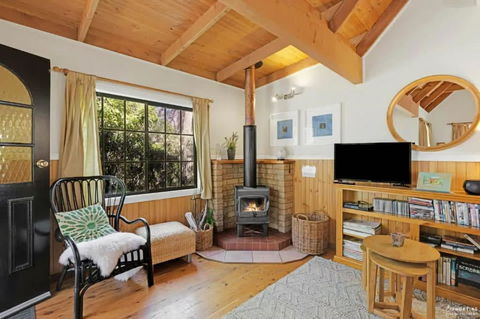 Romantic Tricklebeck Spa Cottage - Tourism Caloundra 1