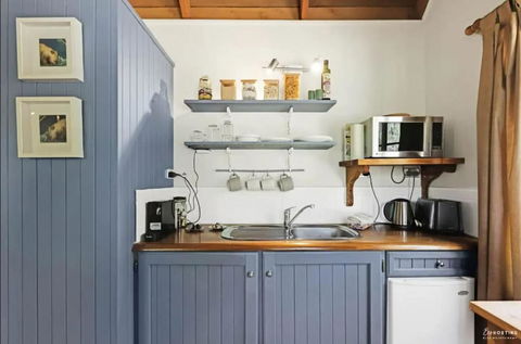 Romantic Tricklebeck Spa Cottage - Tourism Caloundra 2