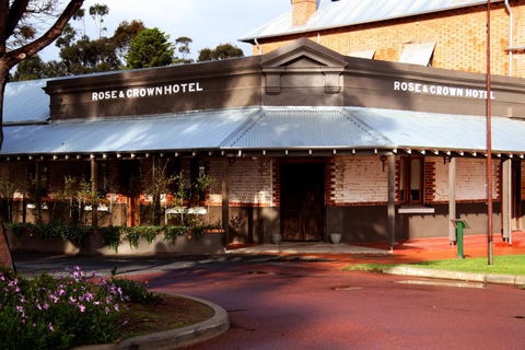 Rose & Crown Hotel - Tourism Caloundra 0