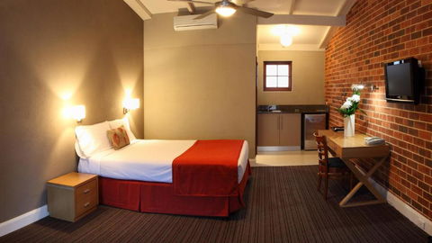 Rose & Crown Hotel - Tourism Caloundra 1