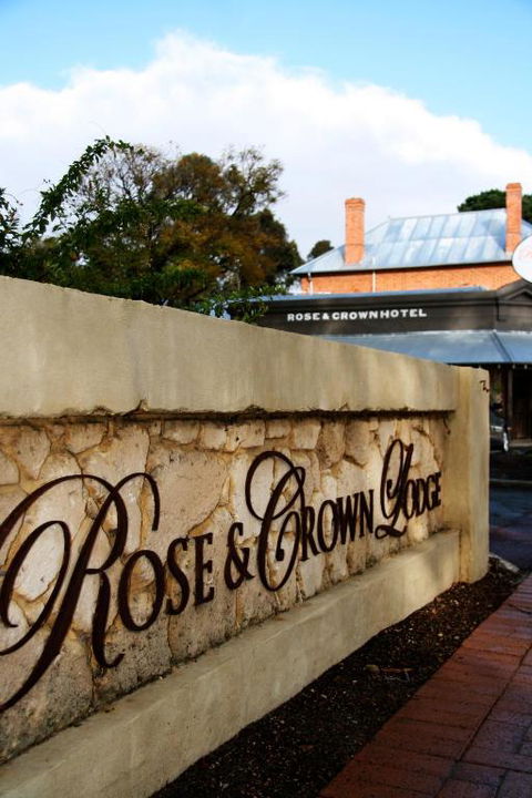 Rose & Crown Hotel - Tourism Caloundra 3