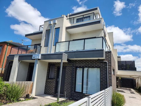 Rosie Townhouse In Prime Location Close To CBD - Tourism Caloundra 0