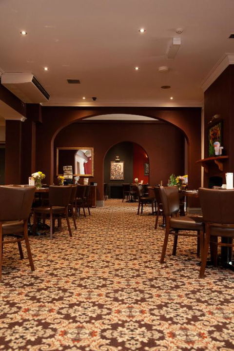 Royal Hotel Singleton - Tourism Caloundra 1