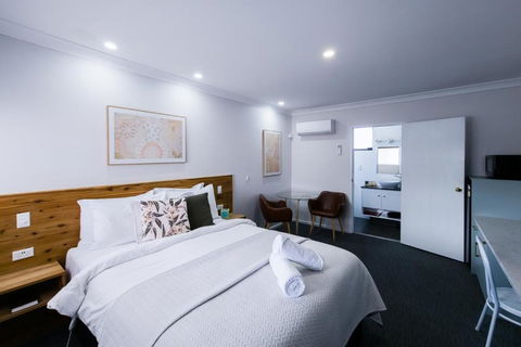 Roydons Motor Inn - Tourism Caloundra 2