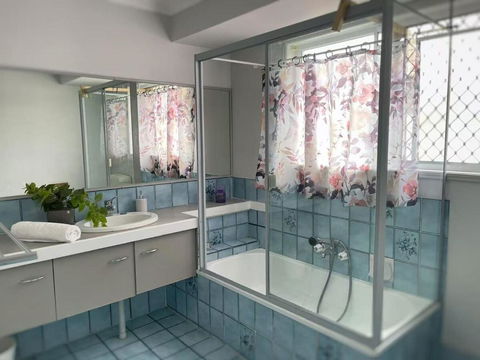 Runaway Bay Family Haven With 4beds - Tourism Caloundra 2