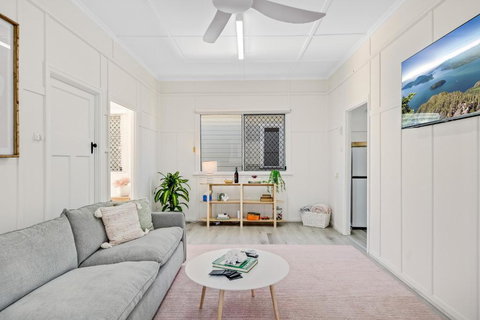 Sage Cottage! CBD Perfection! - Tourism Caloundra 0