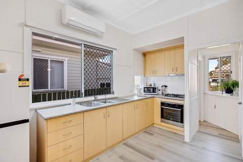 Sage Cottage! CBD Perfection! - Tourism Caloundra 1