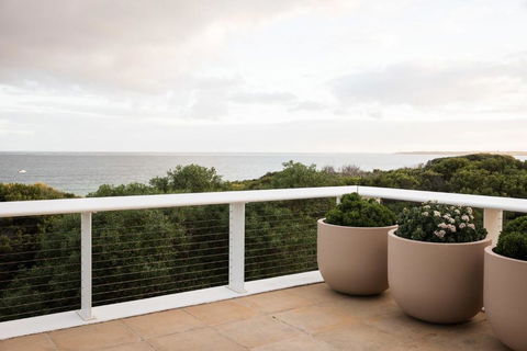 Sagres Queenscliff - Luxury House By The Beach - Tourism Caloundra 3