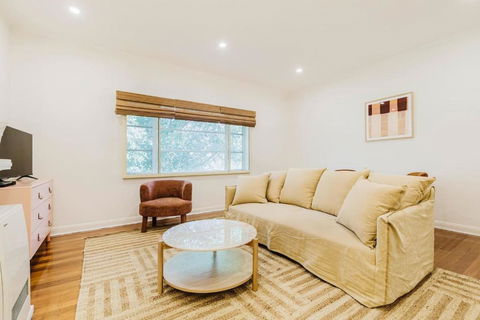 Salmon Calm - Trendy Velvet Allure By Albert Park - Tourism Caloundra 2