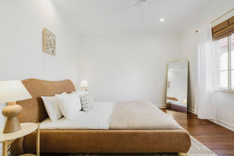 Salmon Calm - Trendy Velvet Allure By Albert Park - Tourism Caloundra 0
