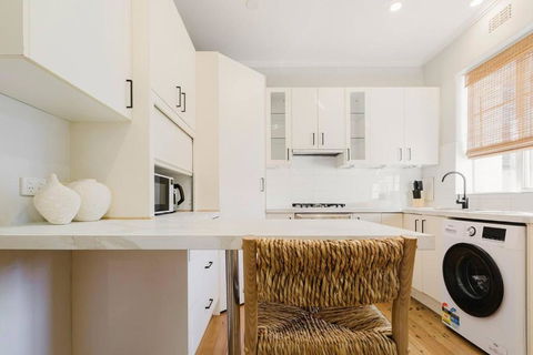Salmon Calm - Trendy Velvet Allure By Albert Park - Tourism Caloundra 1
