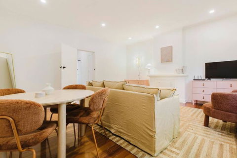 Salmon Calm - Trendy Velvet Allure By Albert Park - Tourism Caloundra 3