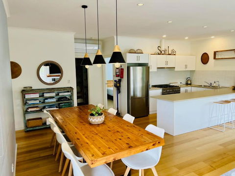 Salt Life - Pet Friendly Outside WIFI - Tourism Caloundra 2
