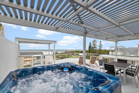 Salty Breeze - Rooftop Terrace & Jacuzzi - Tourism Caloundra 0
