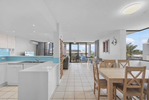 Salty Breeze - Rooftop Terrace & Jacuzzi - Tourism Caloundra 1