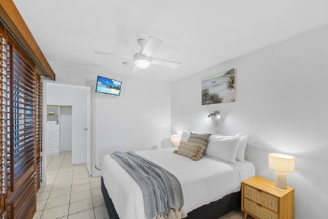 Salty Breeze - Rooftop Terrace & Jacuzzi - Tourism Caloundra 2