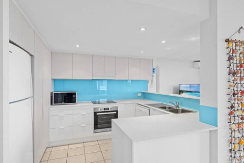 Salty Breeze - Rooftop Terrace & Jacuzzi - Tourism Caloundra 3