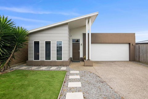 Salty Sage Beach House - Tourism Caloundra 3