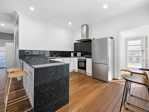 Salty Sea Cottage - Tourism Caloundra 1