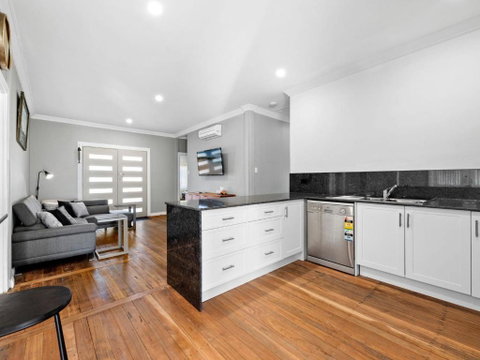 Salty Sea Cottage - Tourism Caloundra 3