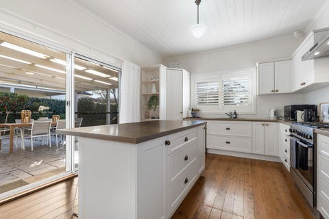 Sampson Cottage - Historic Charm - Tourism Caloundra 2
