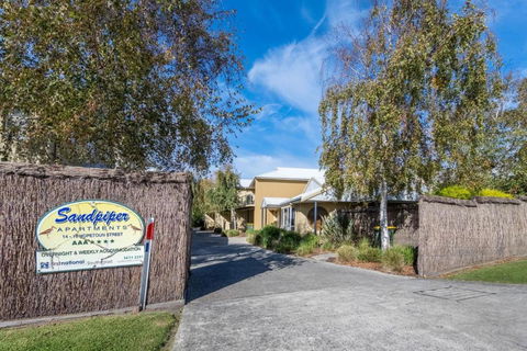 Sandpiper 5 - Close To Town And Beach - Tourism Caloundra 1