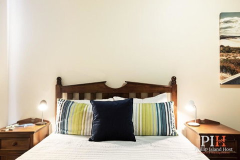 Sandy Bay Getaway W Spa 4 Bdr - Tourism Caloundra 2
