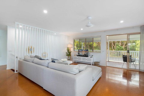 Spacious 4-Bed House Metres From Beach - Tourism Caloundra 0