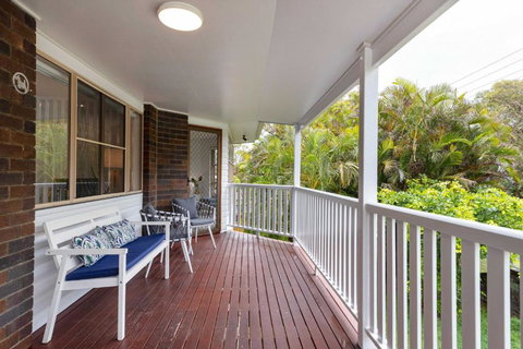 Spacious 4-Bed House Metres From Beach - Tourism Caloundra 1