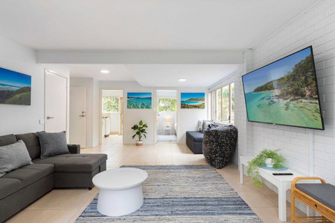 Spacious 4-Bed House Metres From Beach - Tourism Caloundra 2