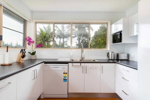 Spacious 4-Bed House Metres From Beach - Tourism Caloundra 3