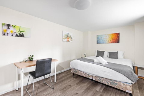 Spacious King Studio Room - Nearby Station & Shops - Located At Carramar - Tourism Caloundra 3
