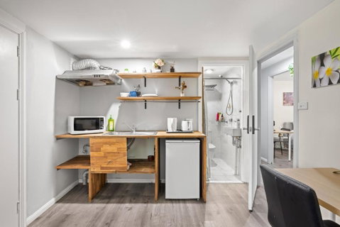 Spacious King Studio Room - Nearby Station & Shops - Located At Carramar - Tourism Caloundra 2